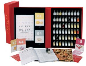 Le grand modèle du Nez du vin contient 54 échantillons d'arômes élémentaires de vins blancs et rouges pour entraîner son Nez à détecter les arômes.