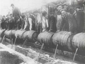 La prohibition en Californie interdira toute production, transport, importation et exportation de vin de 1920 à 1933